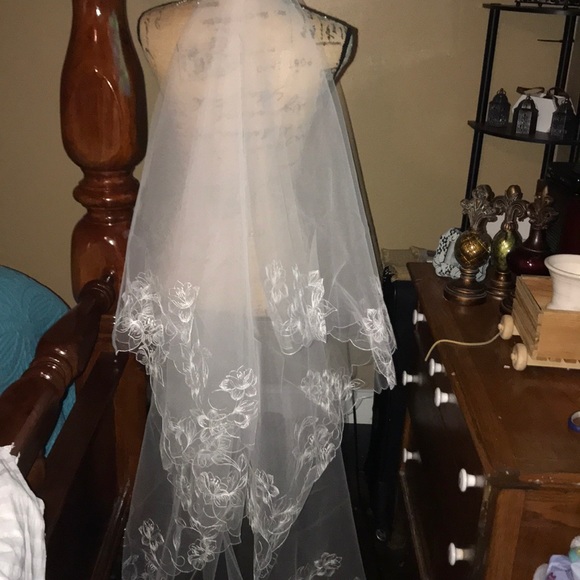 New Beautiful veil no comb lace edged - Picture 3 of 8